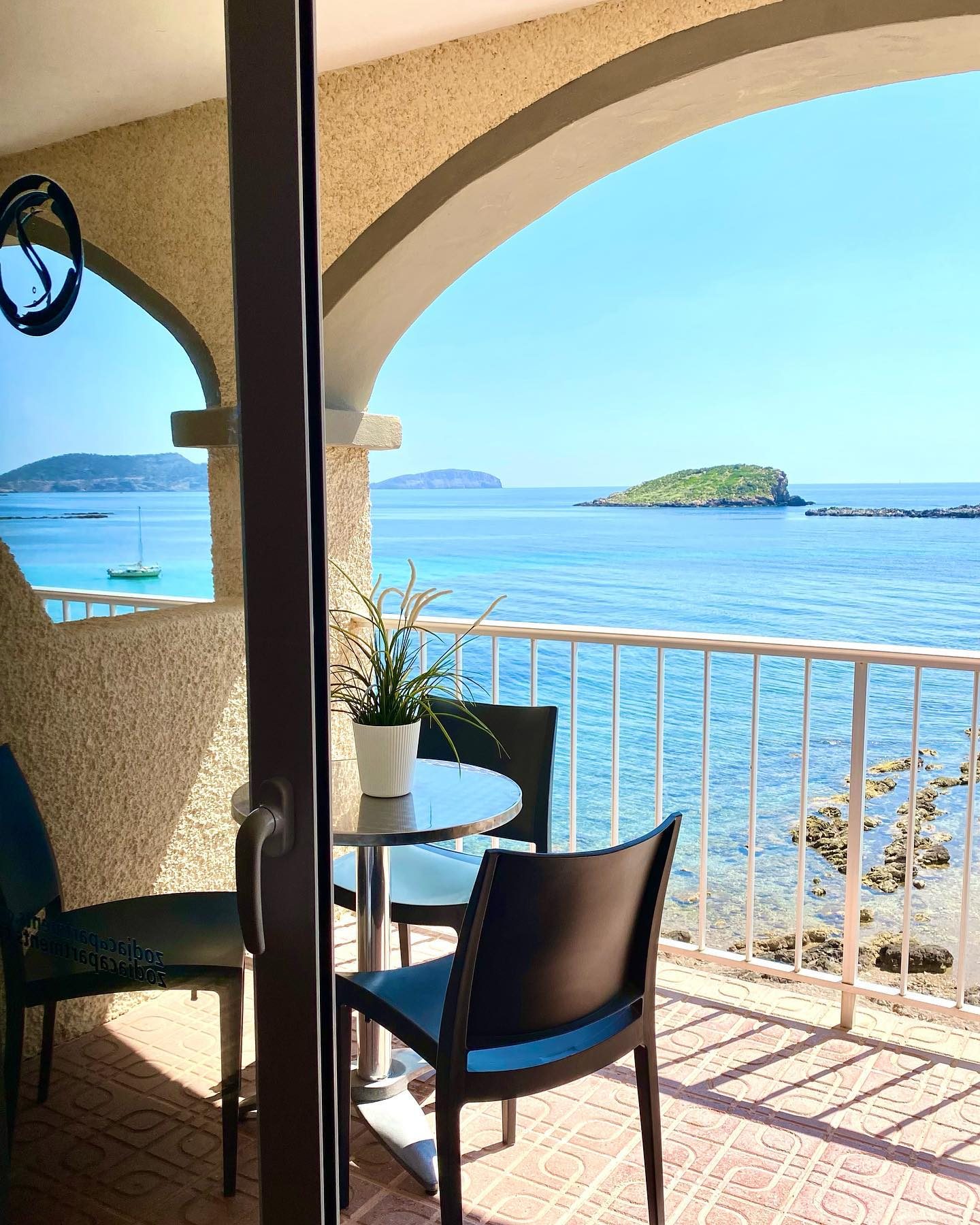 Vistas al mar desde el balcón de un apartamento