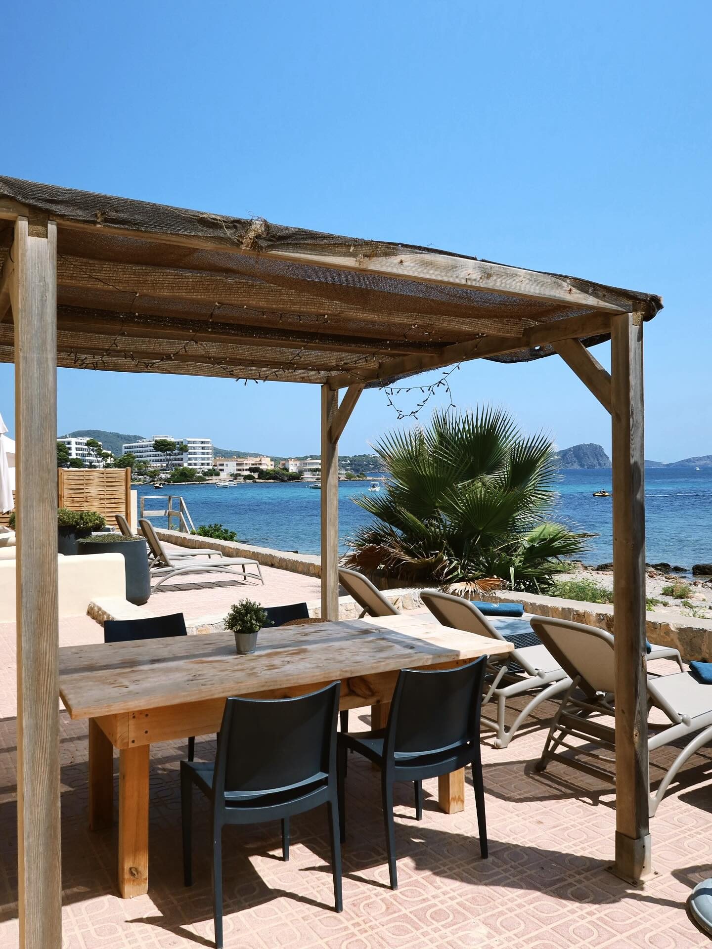 Terraza junto al mar en Zodiac Apartments