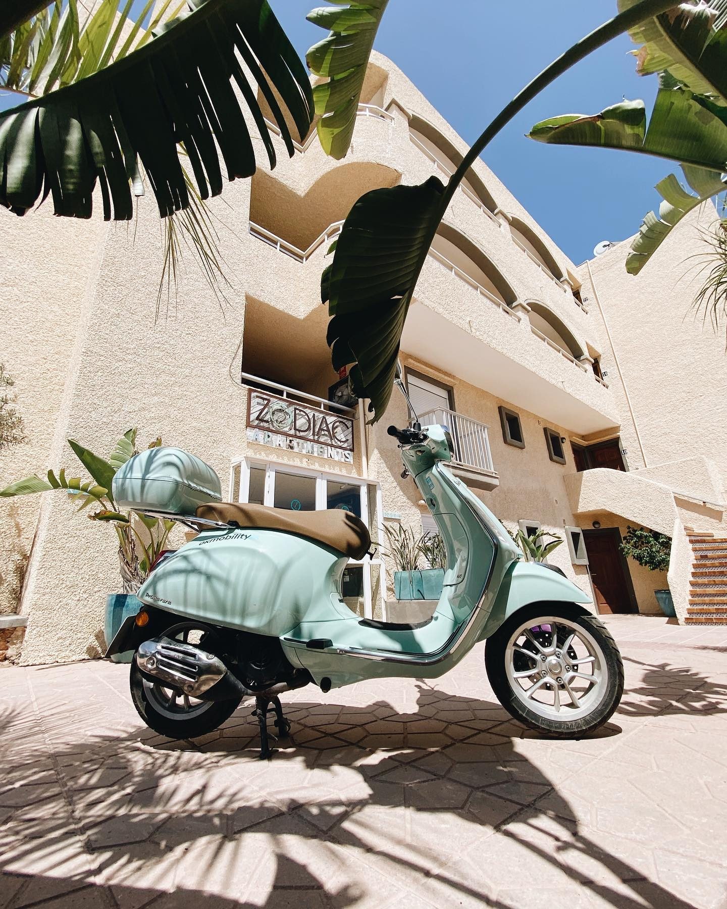 Exterior de Zodiac Apartments con una Vespa