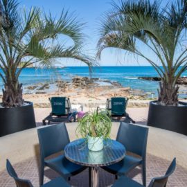 Apartamento de un dormitorio planta baja con vistas exclusivas al mar