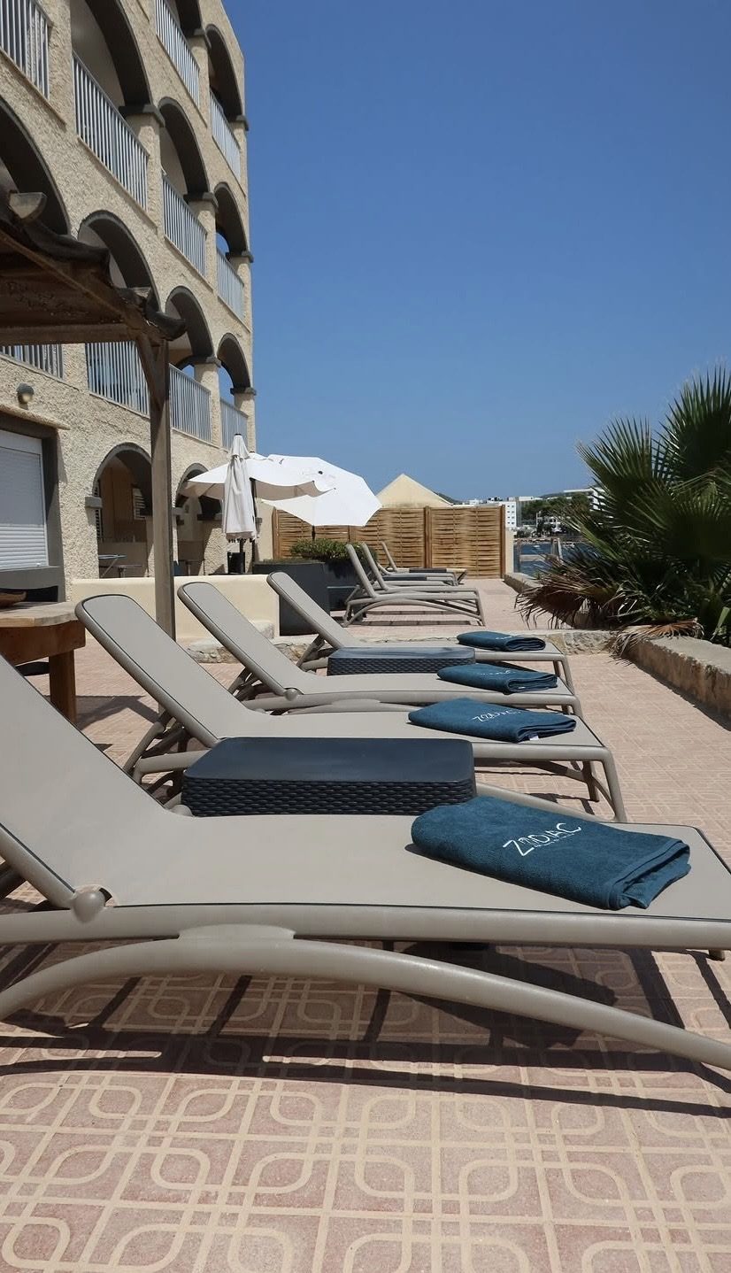Tumbonas en la terraza de Zodiac Apartments, Es Canar
