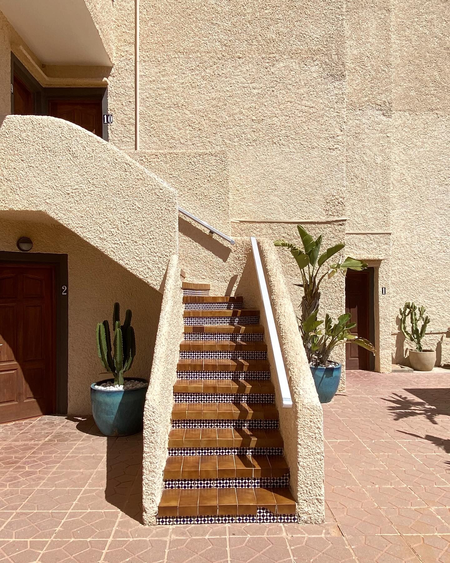 Escaleras y patio de Zodiac Apartments