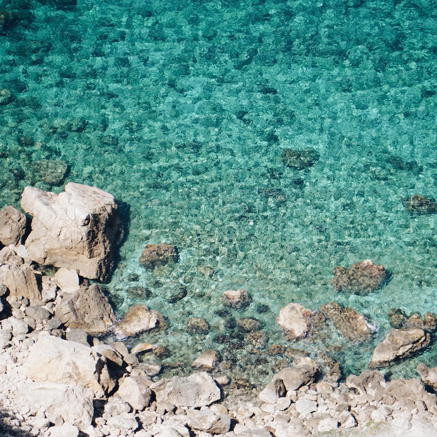 Aguas cristalinas junto a la costa