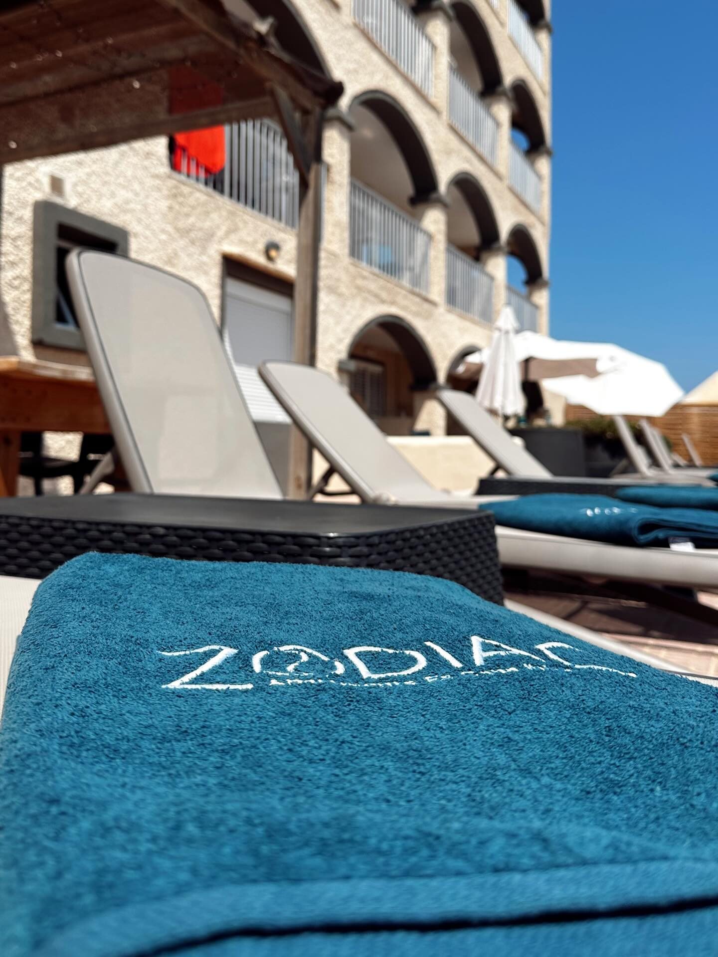 Detalle de la toalla Zodiac en la terraza