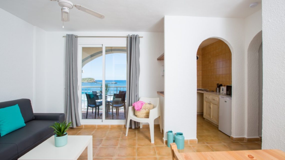 Salón con salida a la terraza del apartamento de dos dormitorios en planta baja en Es Canar