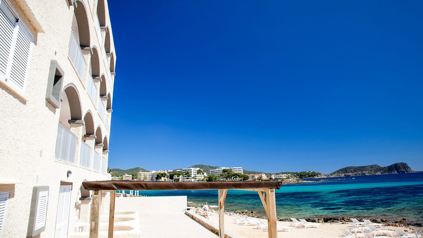 Zodiac Apartments junto al mar Mediterráneo en Es Canar, Ibiza