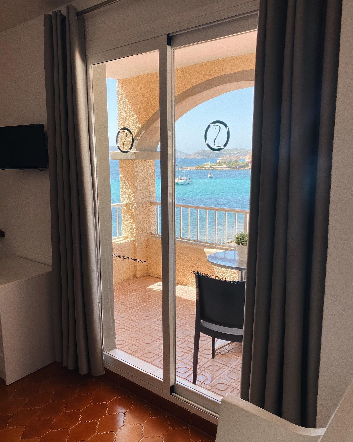Vistas al Mediterráneo desde el interior de un apartamento