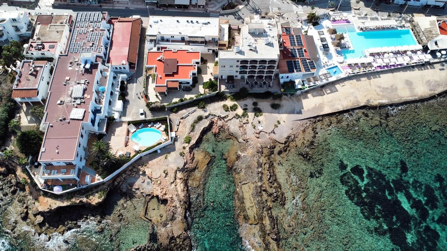 Vista aérea de Zodiac Apartments junto al mar en Es Canar