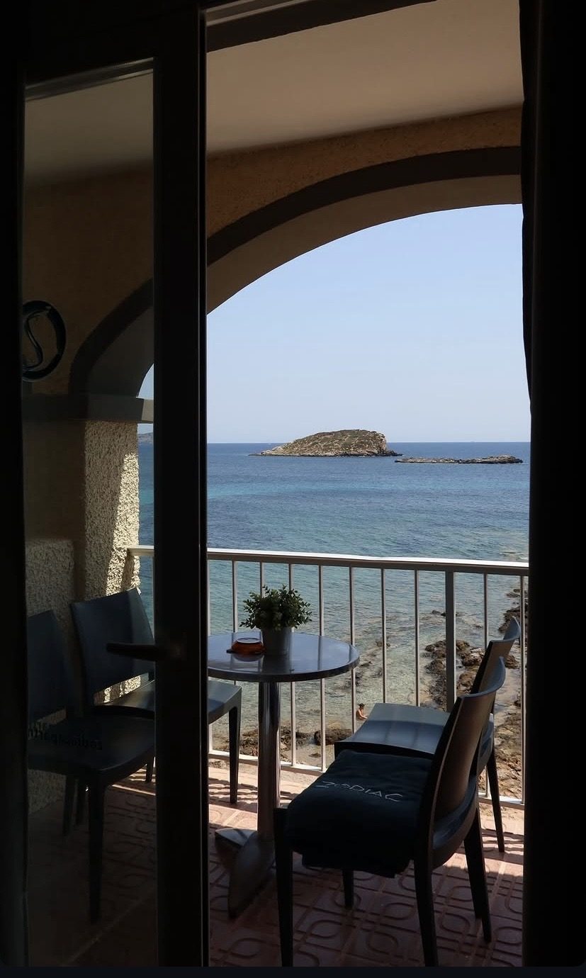 Vistas al mar desde un balcón de Zodiac Apartments, Ibiza